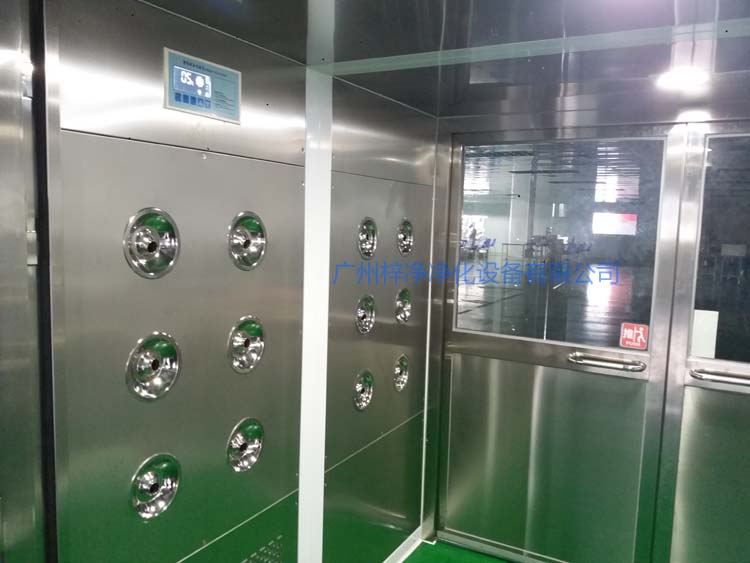 雙開門貨淋室工作區配智能控制器,方便人員使用操作。