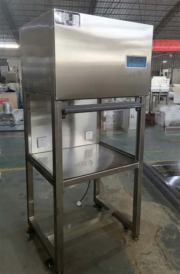 升降門超凈工作臺是采用單向空氣流，室內空氣經預初效過濾器進入靜壓箱，再經過高效空氣過濾器，最后在操作區內形成高度潔凈的單向空氣流，是提供操作區高潔凈度工作環境的理想設備。
