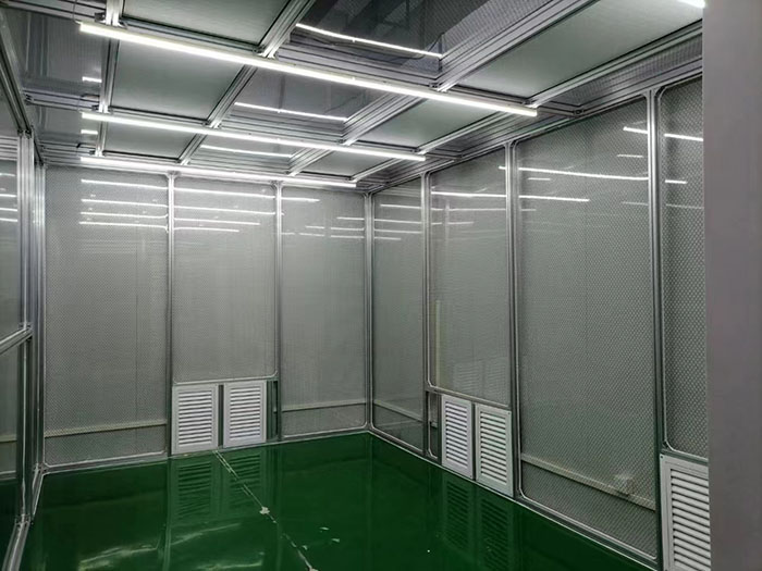 選擇百級無塵潔凈棚還是千級無塵潔凈棚，應根據具體的生產需求、產品要求和預算來決定。